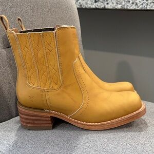 Frye Campus Short Banana Yellow Leather Boots 6.5 women